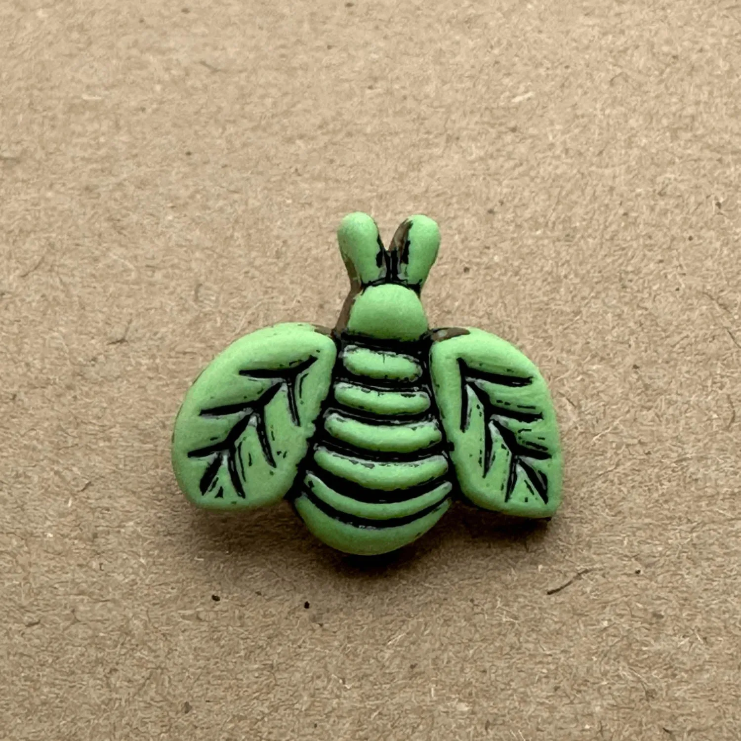 Bee Shank Button 19mm