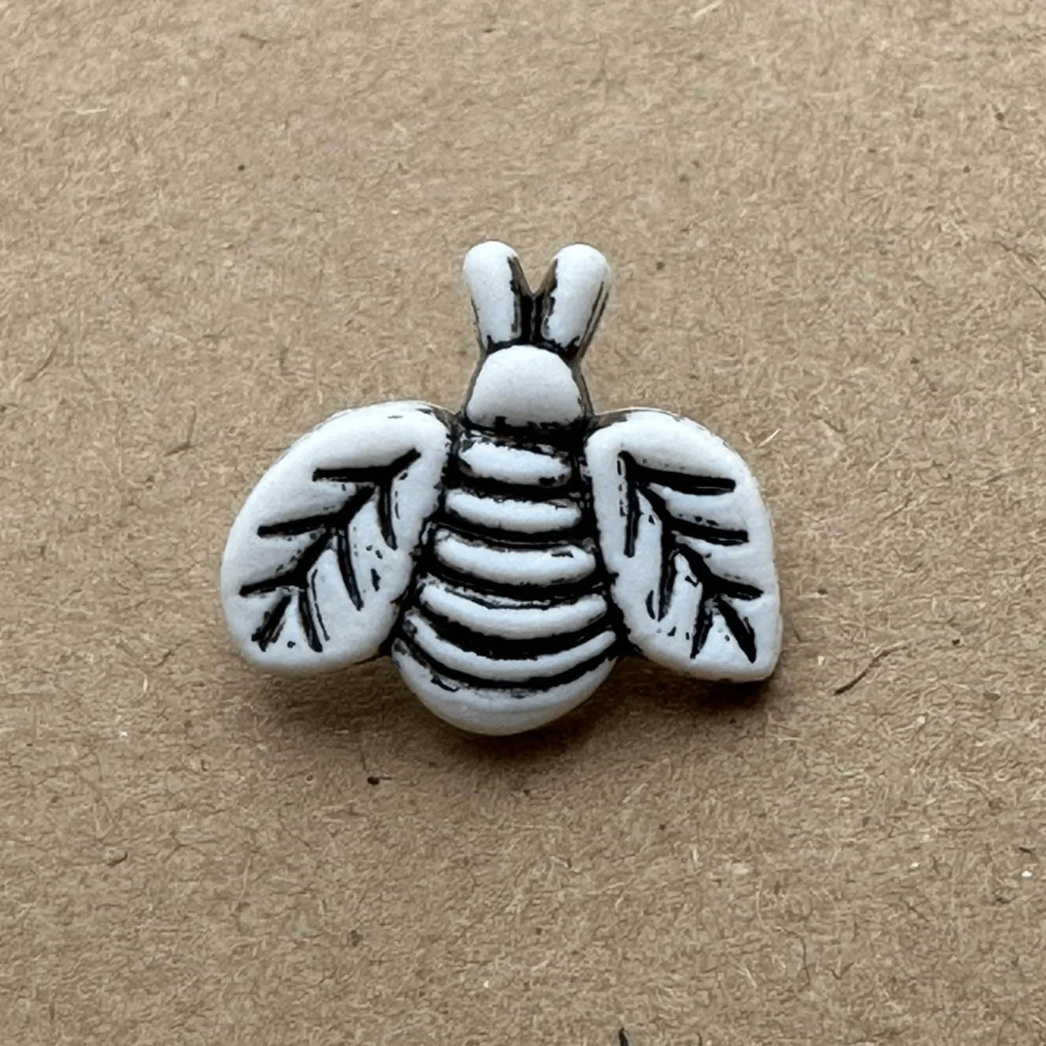 Bee Shank Button 19mm