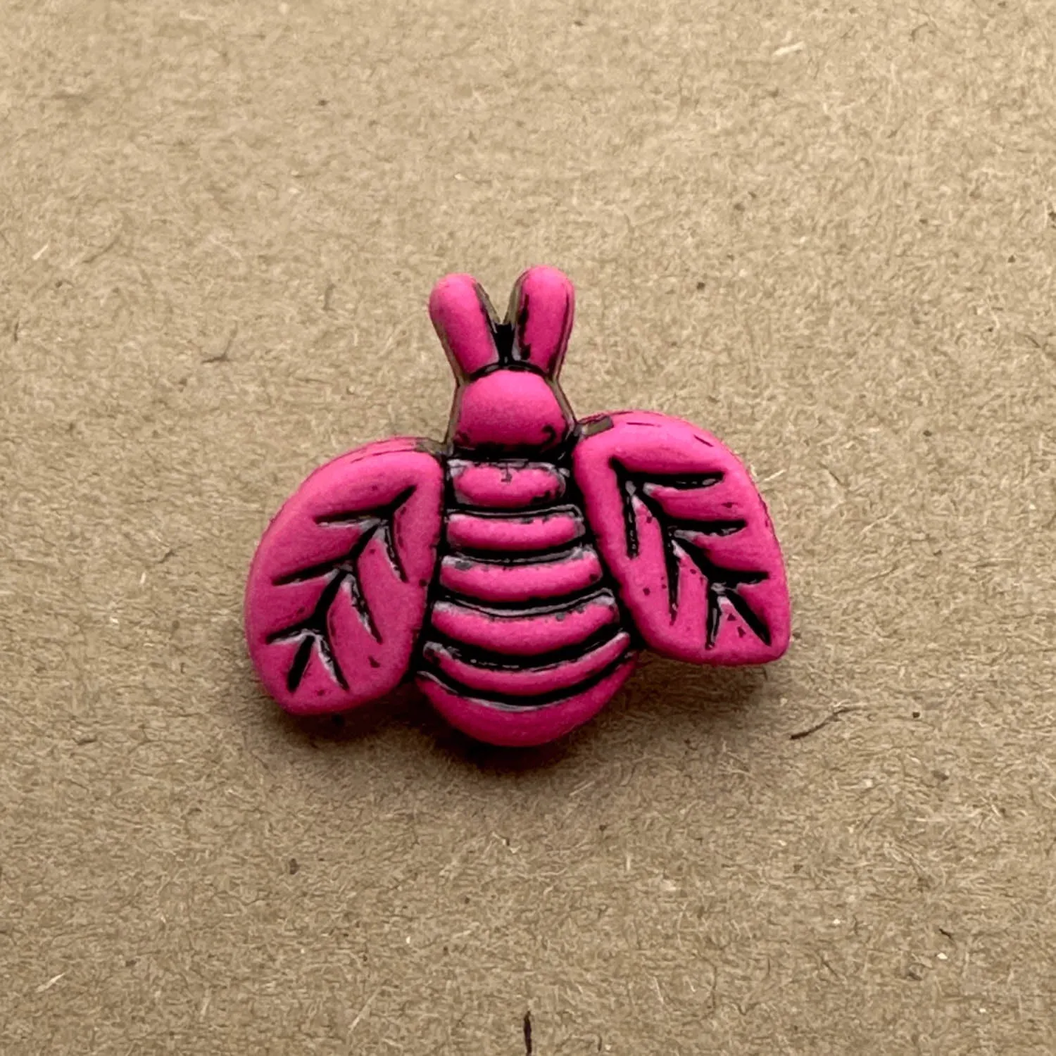 Bee Shank Button 19mm